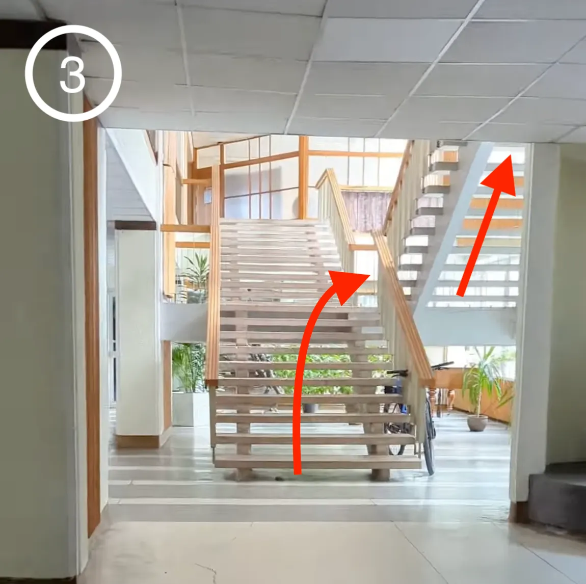 Lipdami laiptais laiptų aikštelėje sukite dešinėn