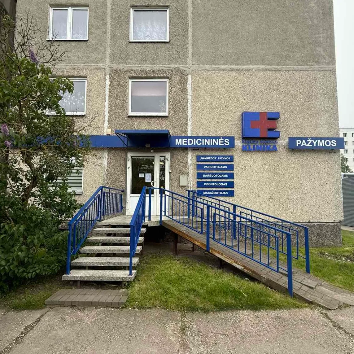 Įeikite pro pagrindinį įėjimą