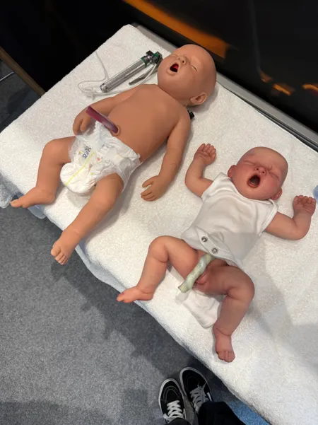 Pirmos pagalbos mokymai su kūdikių manekenais