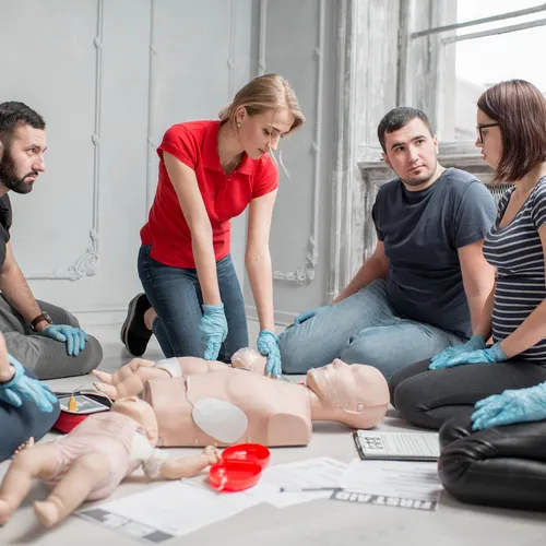 Žmonės mokosi atlikti pradinį gaivinimą (CPR) naudodami manekenus Žmonės mokosi atlikti pradinį gaivinimą (CPR) naudodami manekenus